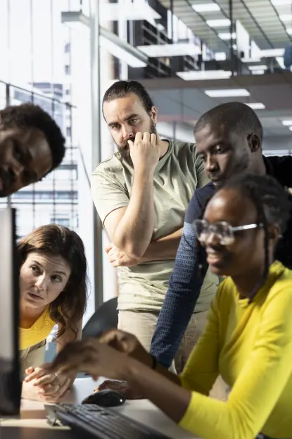 Experts werken samen aan software implementatie